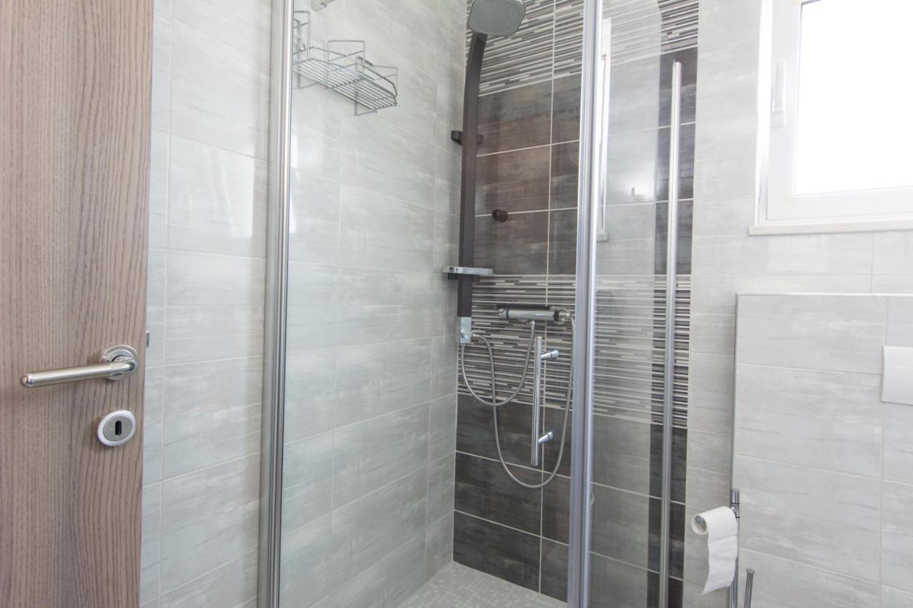 Lux Apartman S Pogledom Na More Trogir Exterior photo