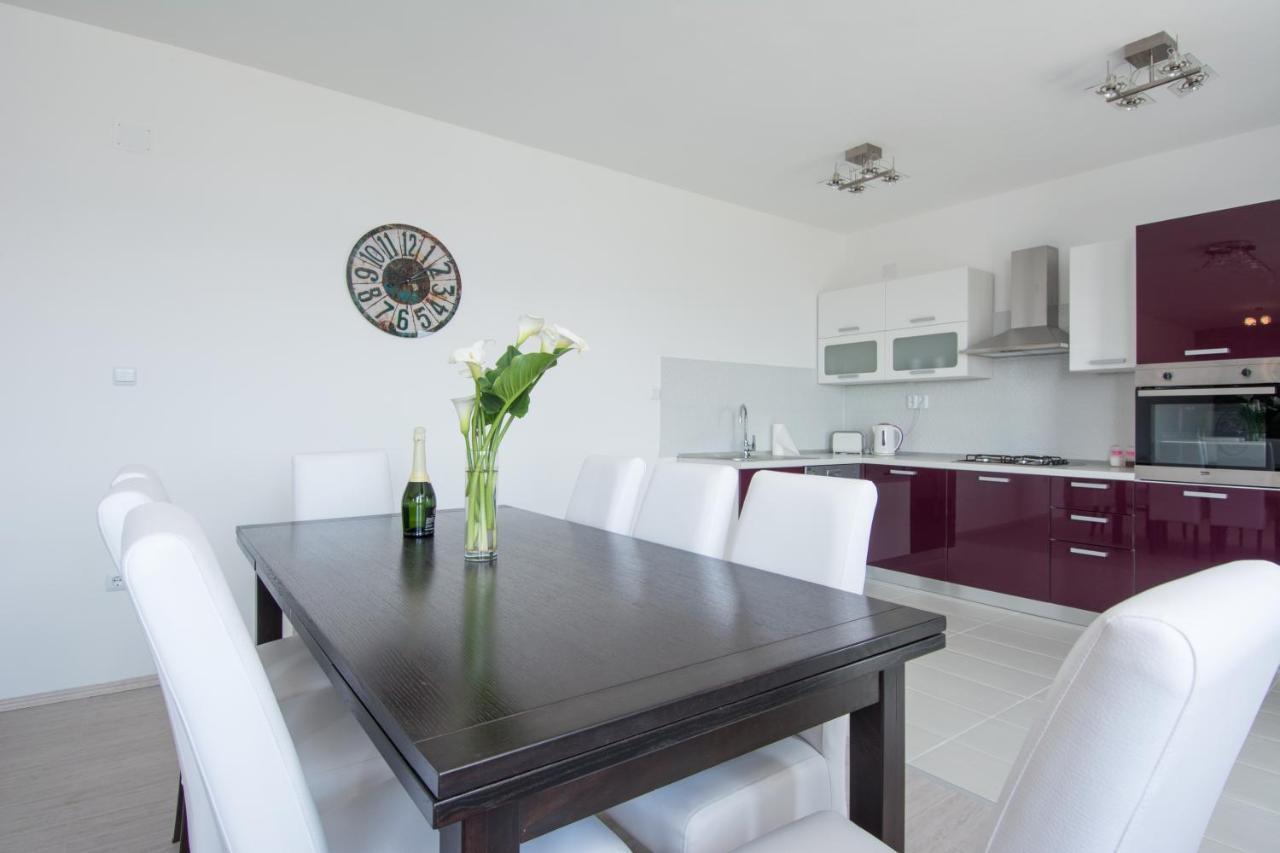 Lux Apartman S Pogledom Na More Trogir Exterior photo