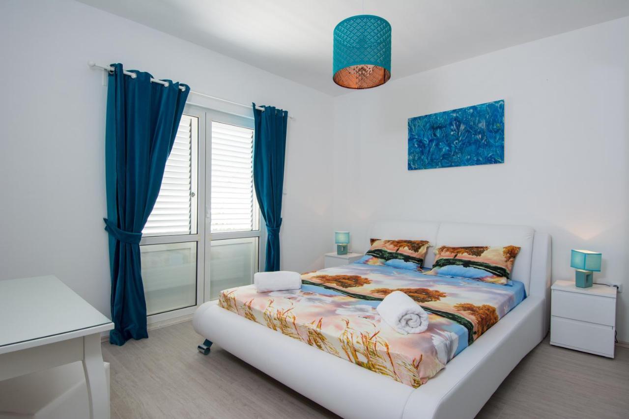 Lux Apartman S Pogledom Na More Trogir Exterior photo