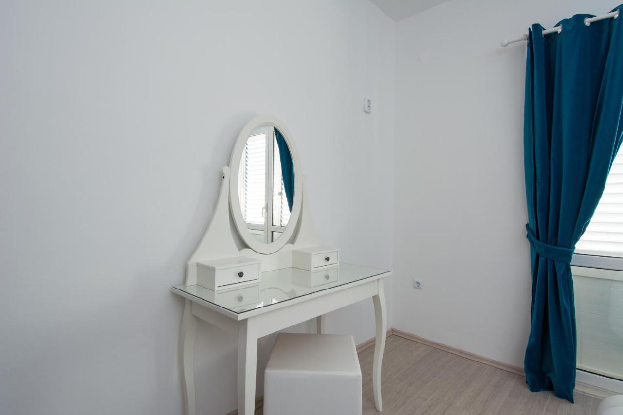 Lux Apartman S Pogledom Na More Trogir Exterior photo